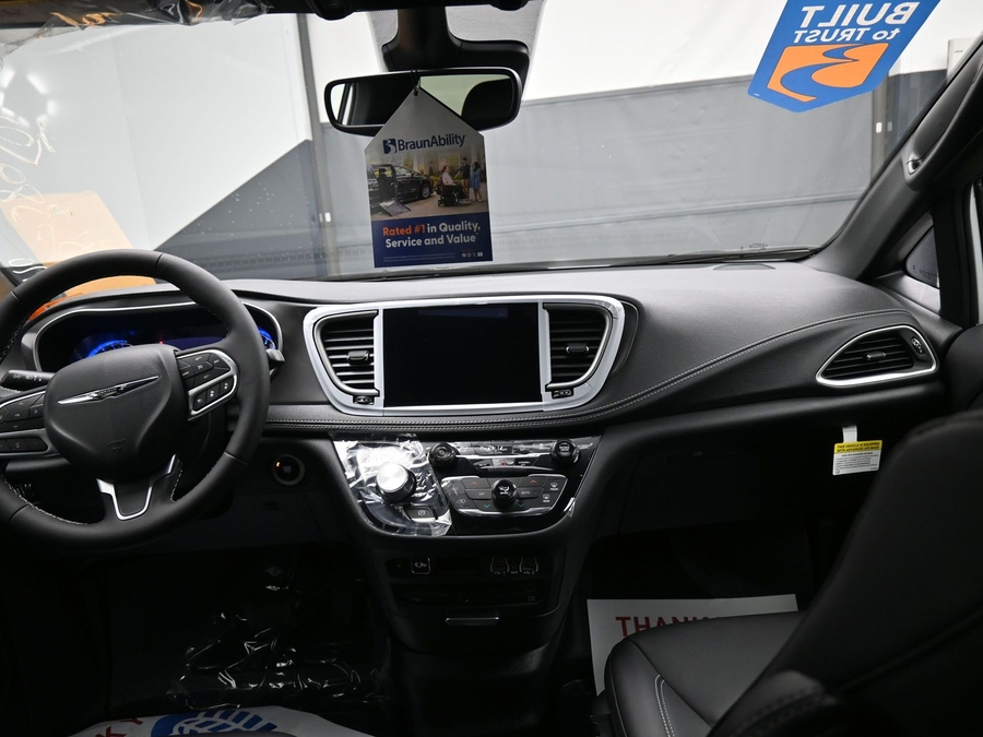 White Chrysler Pacifica image number 16