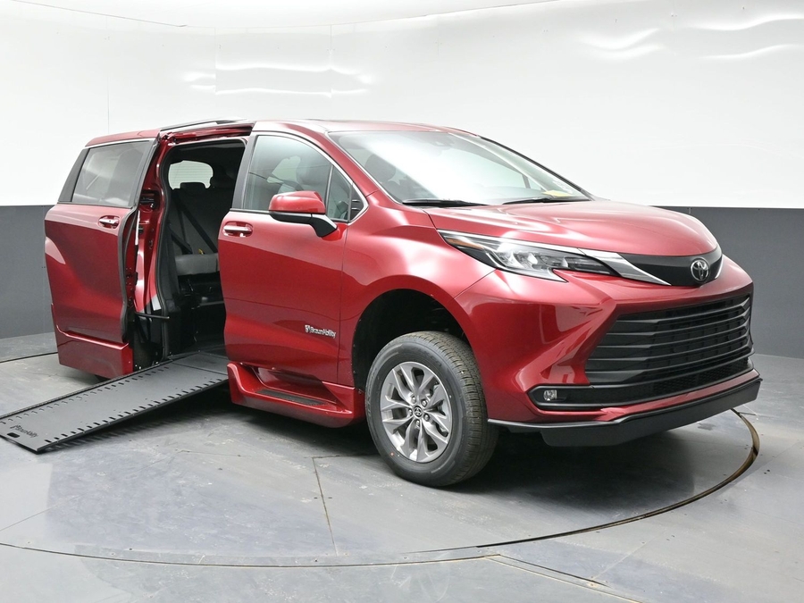 2026 Toyota Sienna XLE 7-Passenger Hybrid FWD's photo