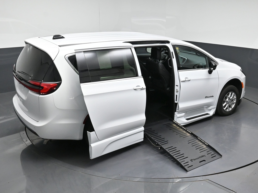New 2027 Chrysler Pacifica Select Safety - BraunAbility Side Entry Fold Out Automatic Ramp