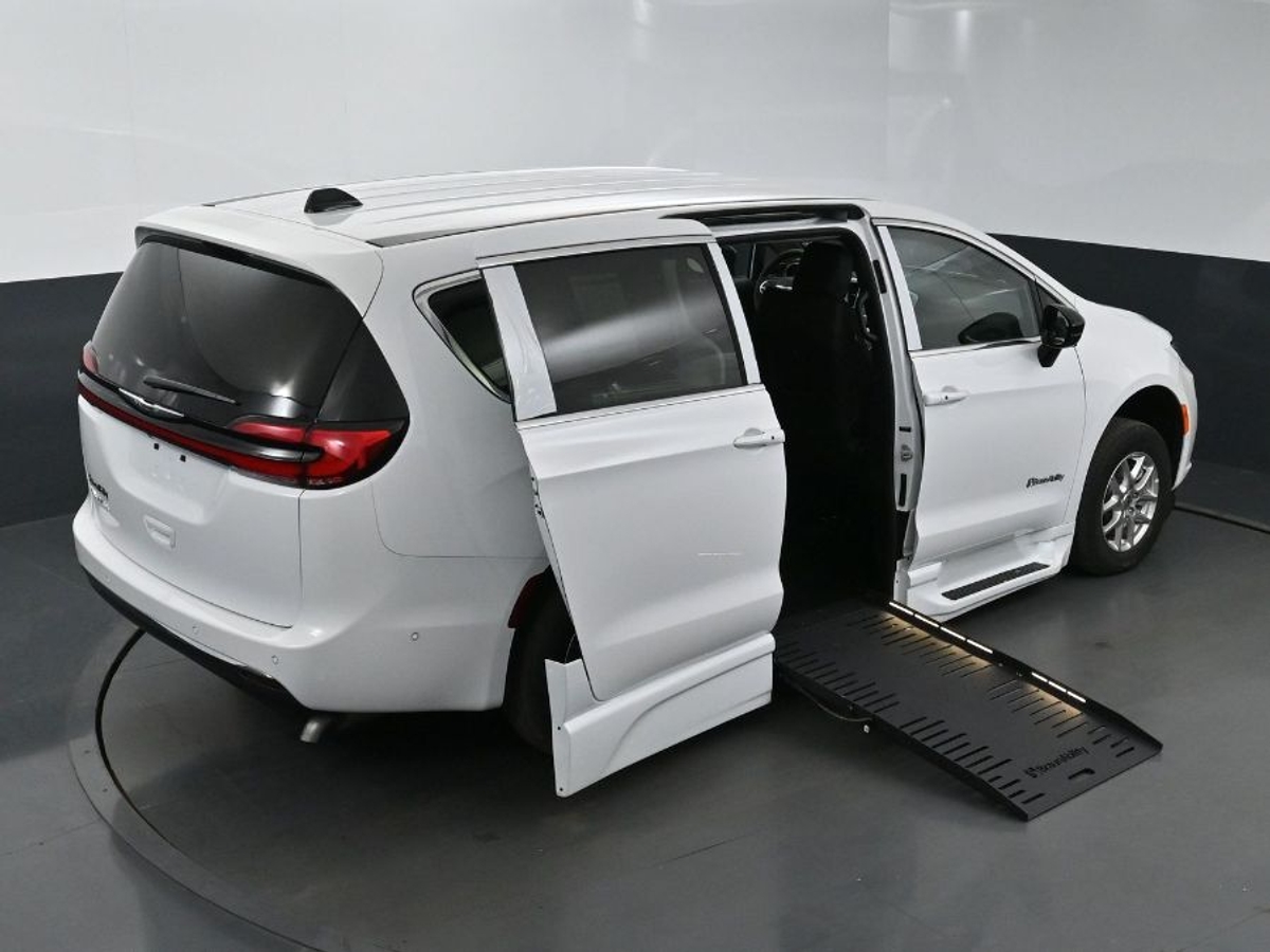 2025 CHRYSLER PACIFICA - Image 26