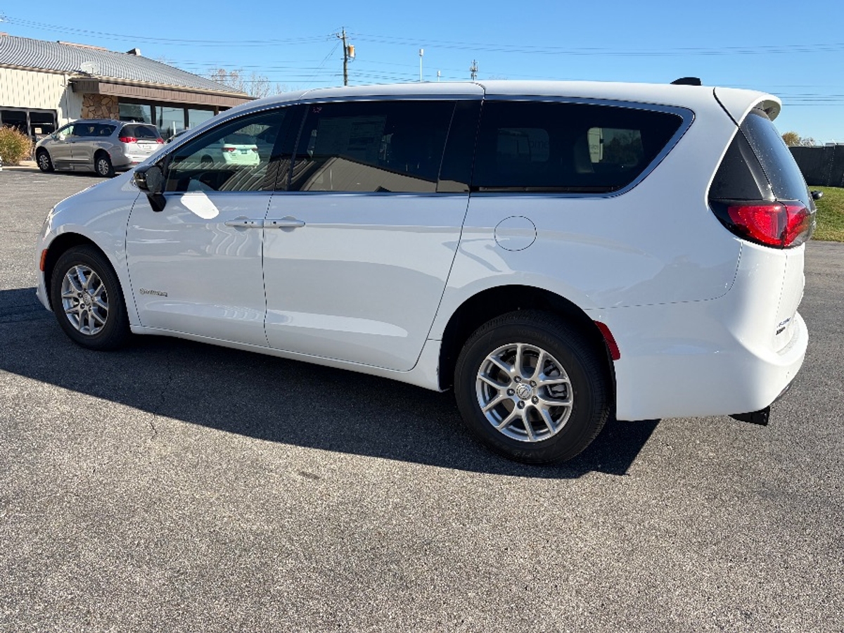 White Chrysler Voyager image number 6