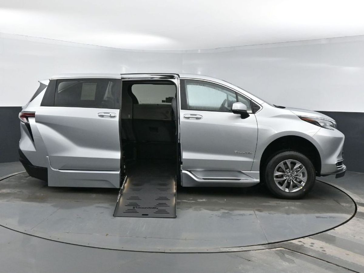 Silver Toyota Sienna image number 7