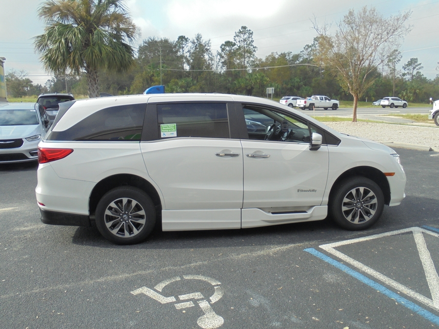 White Honda Odyssey image number 7