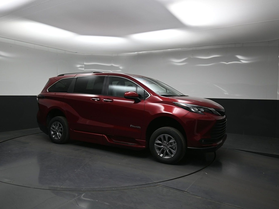 Red Toyota Sienna image number 14