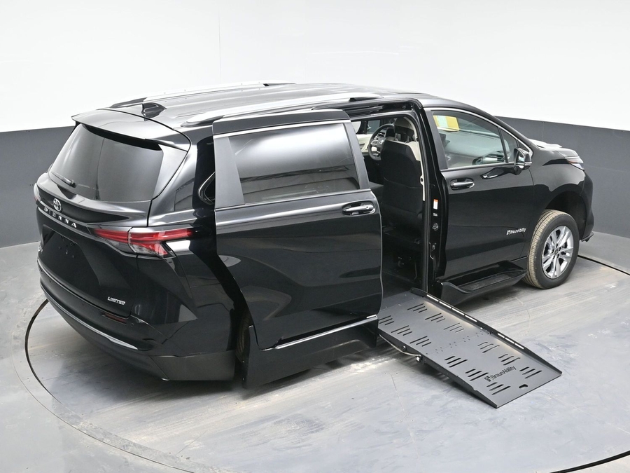 New 2026 Toyota Sienna Hybrid Limited - BraunAbility Side Entry Fold Out Automatic Ramp