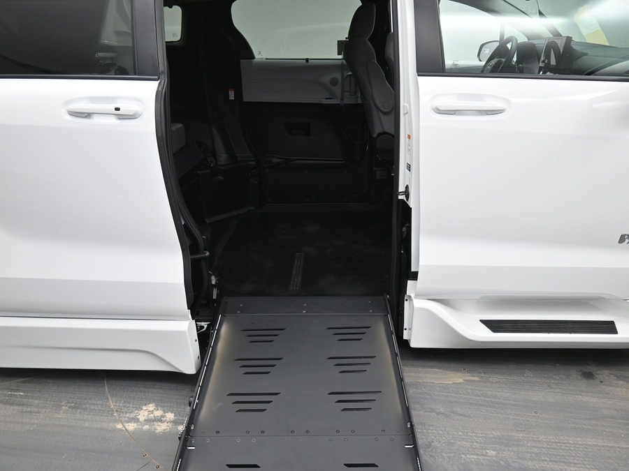 New 2026 Toyota Sienna Hybrid LE - BraunAbility Side Entry Fold Out Automatic Ramp