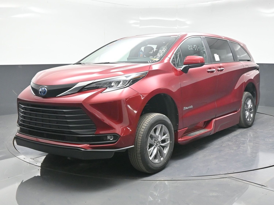 New 2025 Toyota Sienna Hybrid XLE Base - BraunAbility Side Entry Entry Fold Out Automatic Ramp