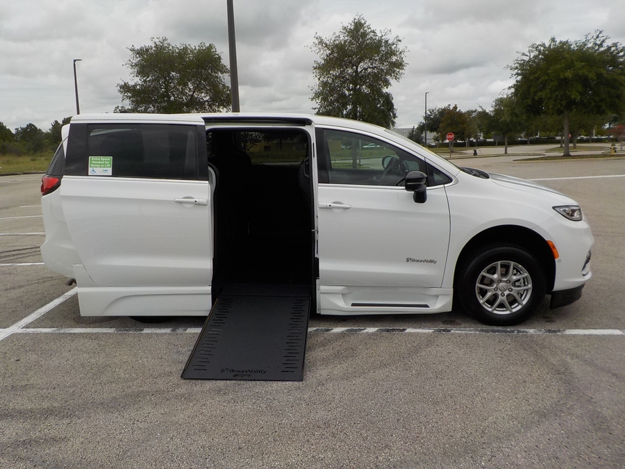 White Chrysler Pacifica image number 7