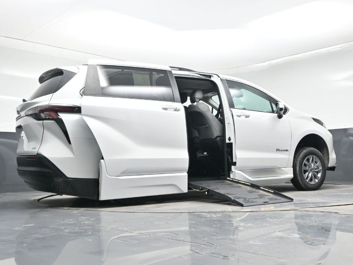 2025 TOYOTA SIENNA - Image 10