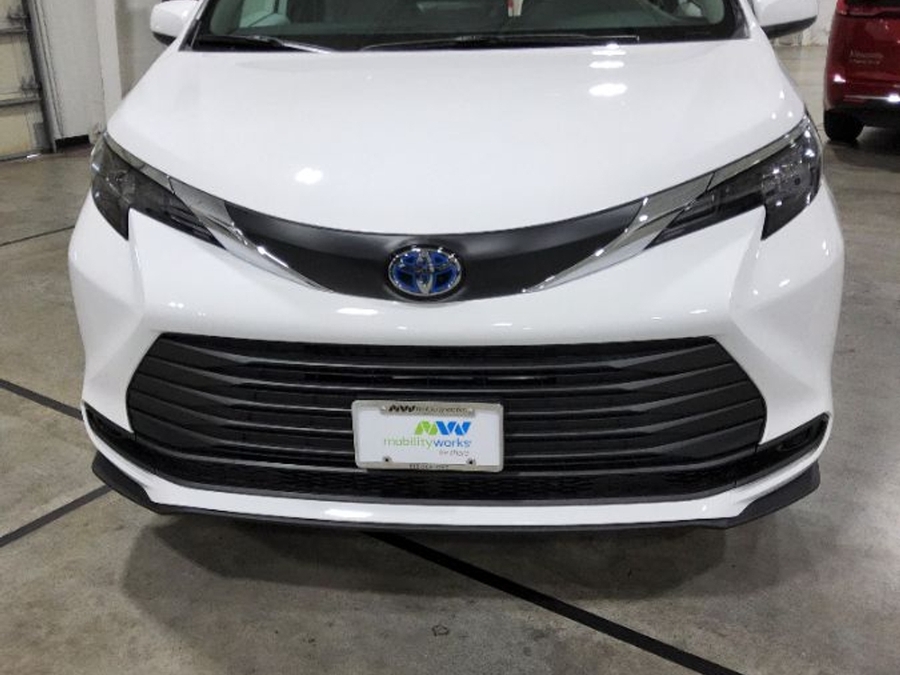 White Toyota Sienna image number 3
