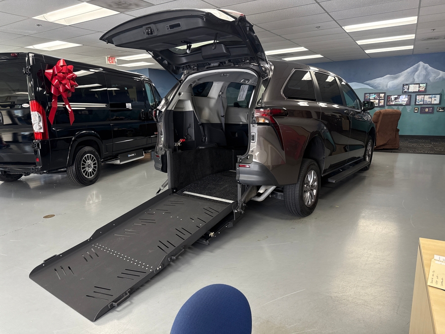 Used 2023 Toyota Sienna Hybrid LE - Vantage Mobility Rear Entry Entry Fold Out Manual Ramp
