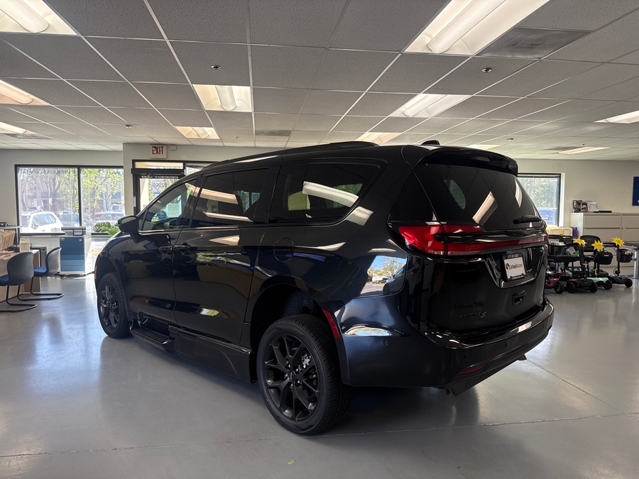 Used 2023 Chrysler Pacifica Touring L Sport - BraunAbility Side Entry Entry In Floor Automatic Ramp