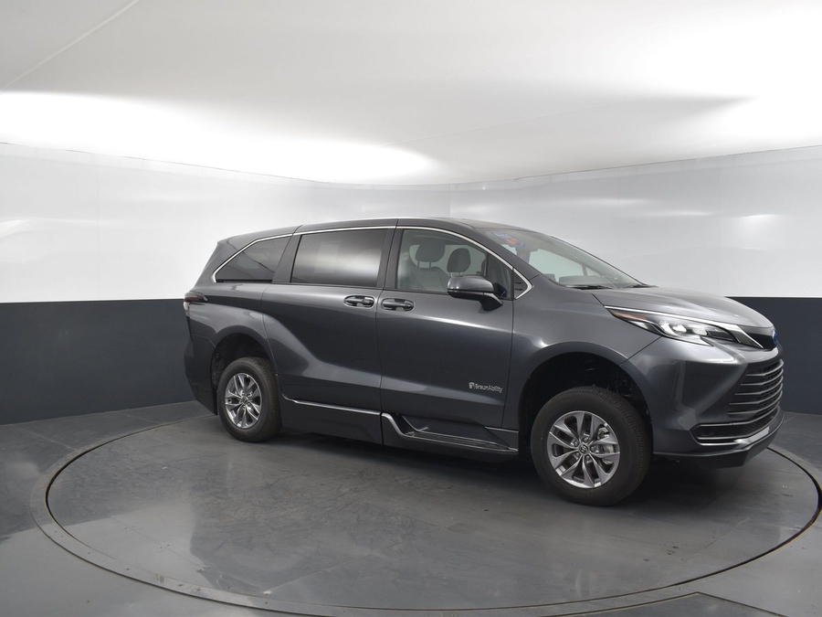 New 2025 Toyota Sienna Hybrid LE - BraunAbility Side Entry Entry Fold Out Automatic Ramp
