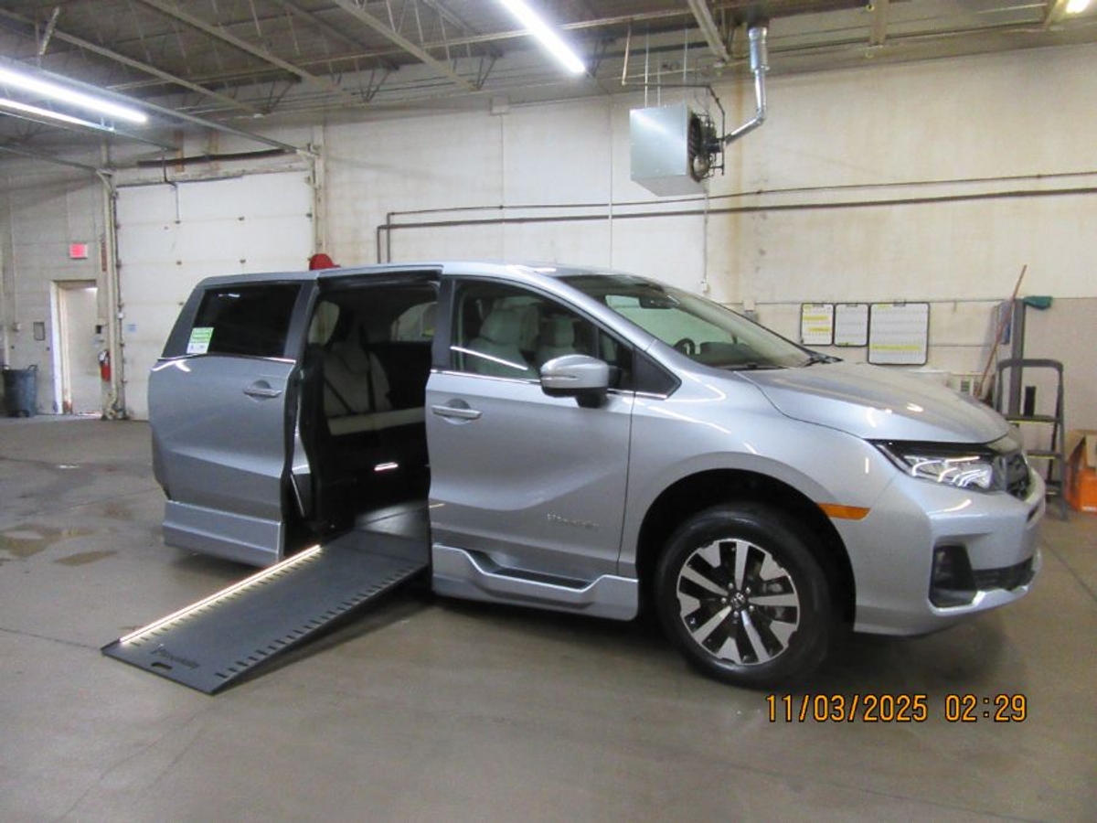 Silver Honda Odyssey image number 21