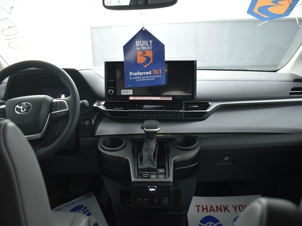 2025 TOYOTA SIENNA - Image 13