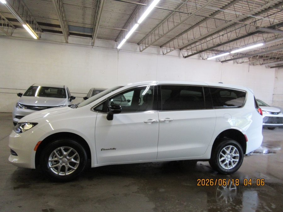 White Chrysler Voyager image number 11