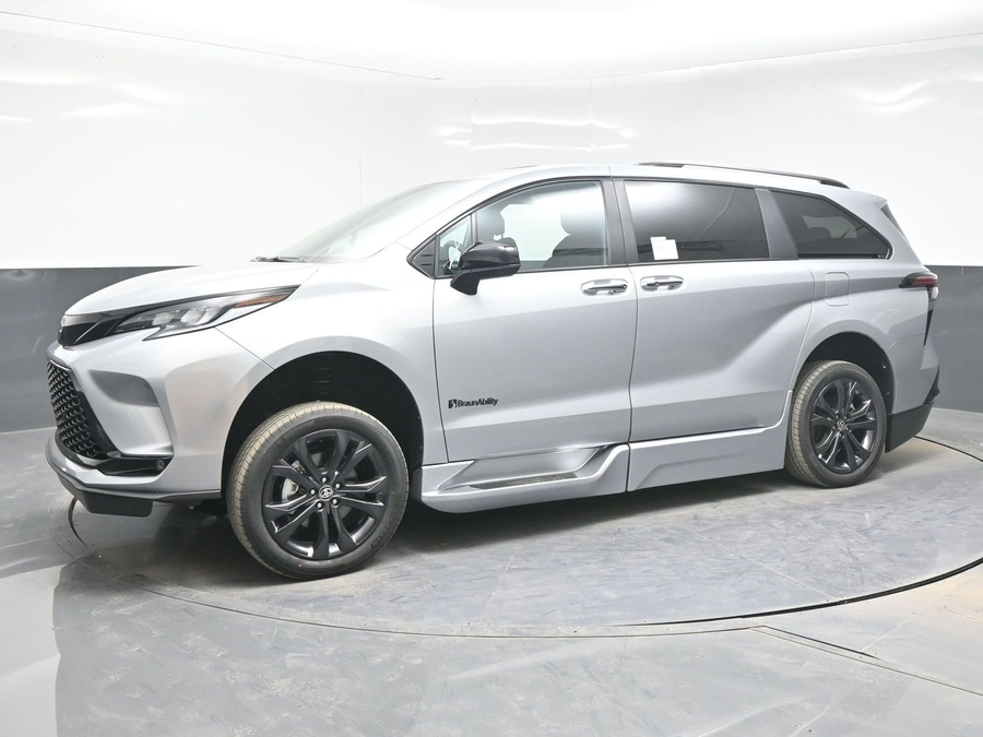 Silver Toyota Sienna image number 2