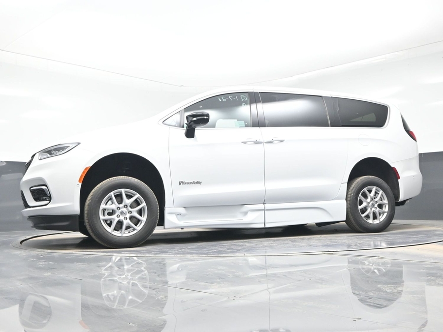 New 2025 Chrysler Pacifica Select Safety - BraunAbility Side Entry Entry In Floor Automatic Ramp