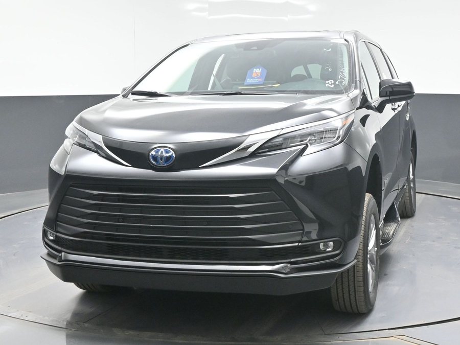 Black Toyota Sienna image number 1