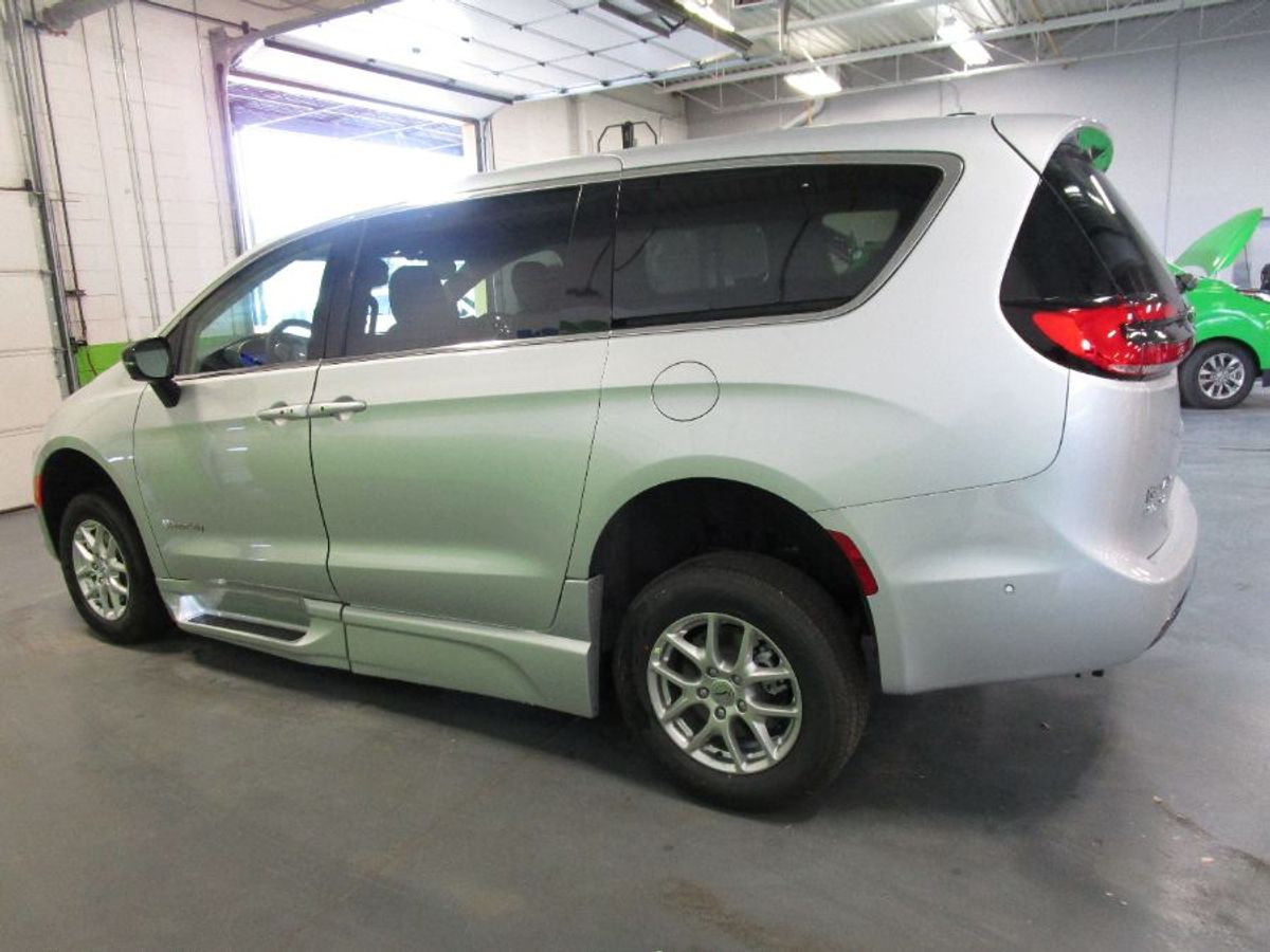 Silver Chrysler Pacifica image number 2