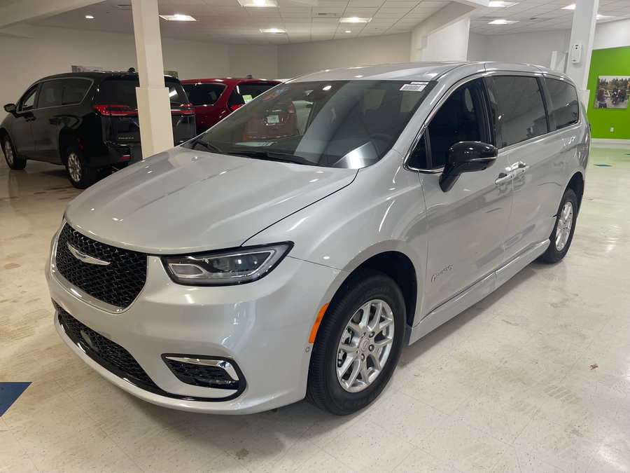 Chrysler Pacifica plateado con rampa plegable automática de entrada lateral