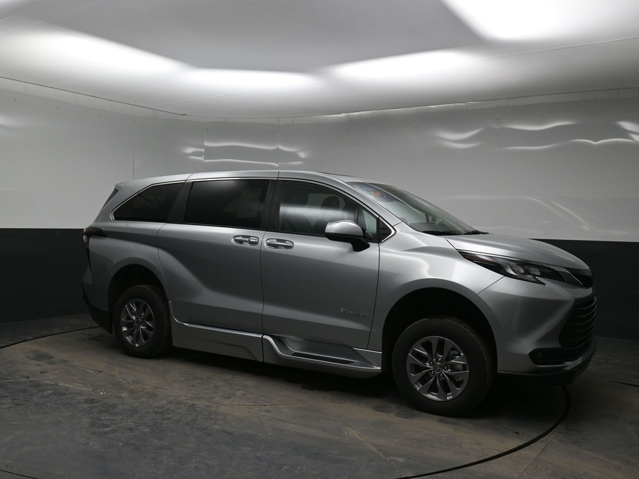 Silver Toyota Sienna image number 17