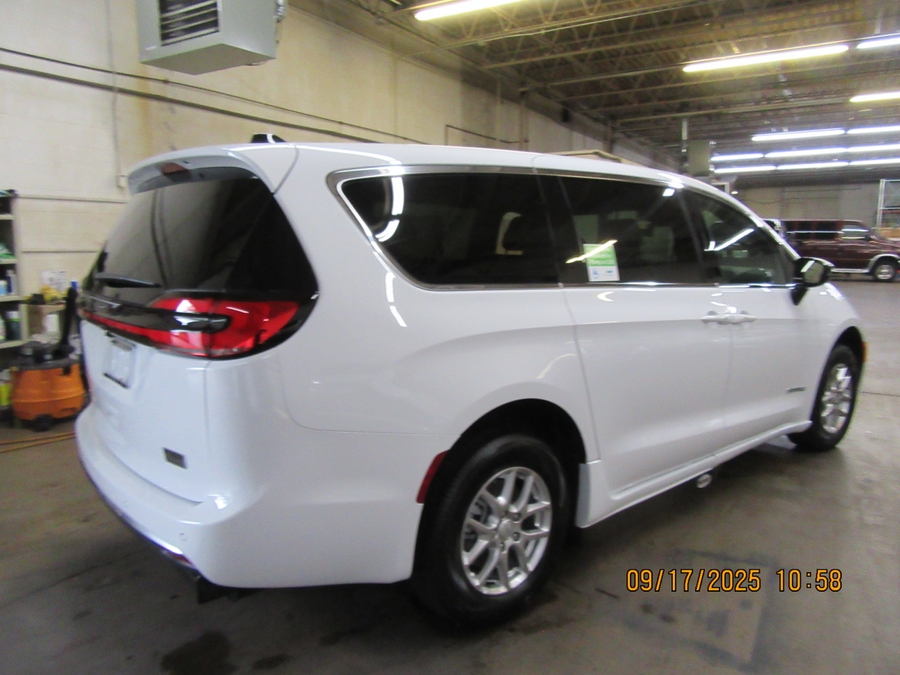 2027 Chrysler Pacifica Select - Photo 15