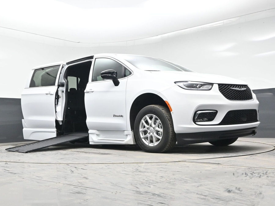 New 2025 Chrysler Pacifica Select Plus - BraunAbility Side Entry Entry In Floor Automatic Ramp