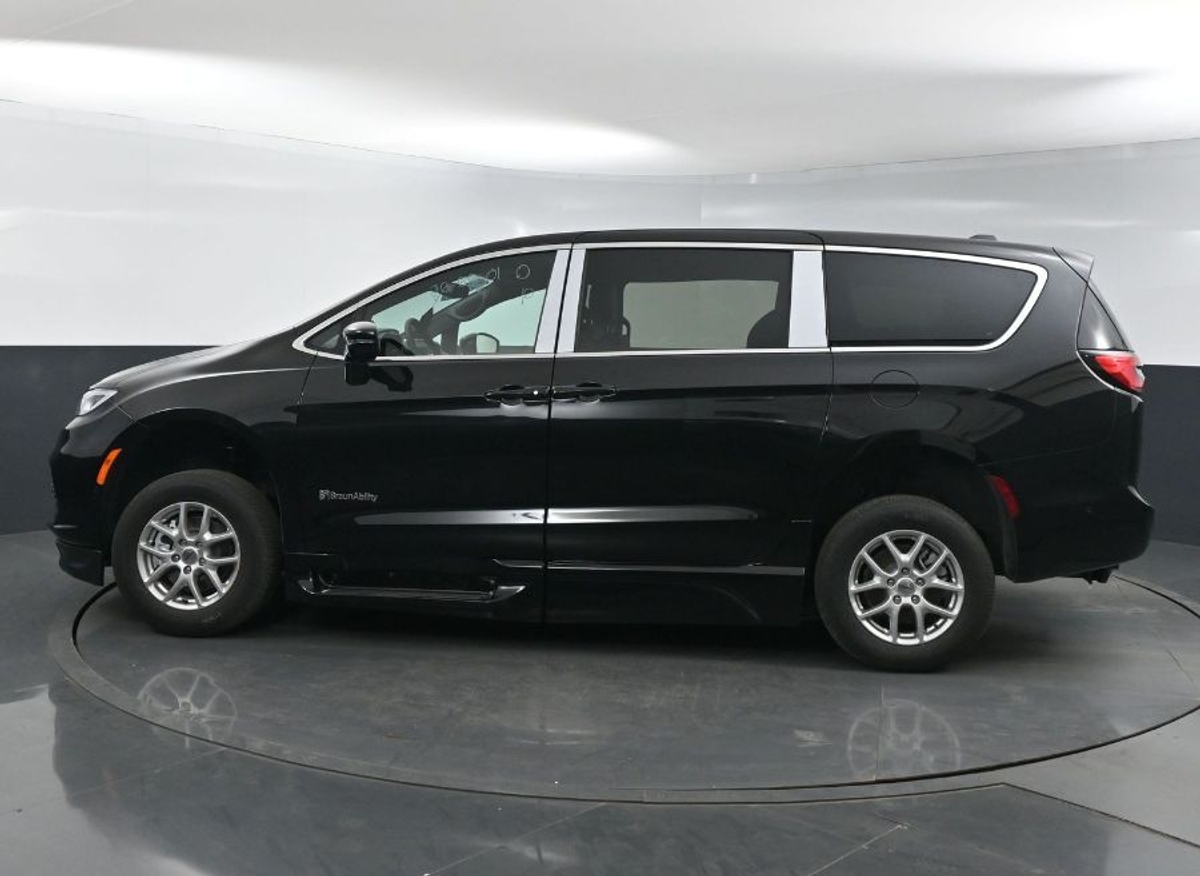 Black Chrysler Pacifica image number 3