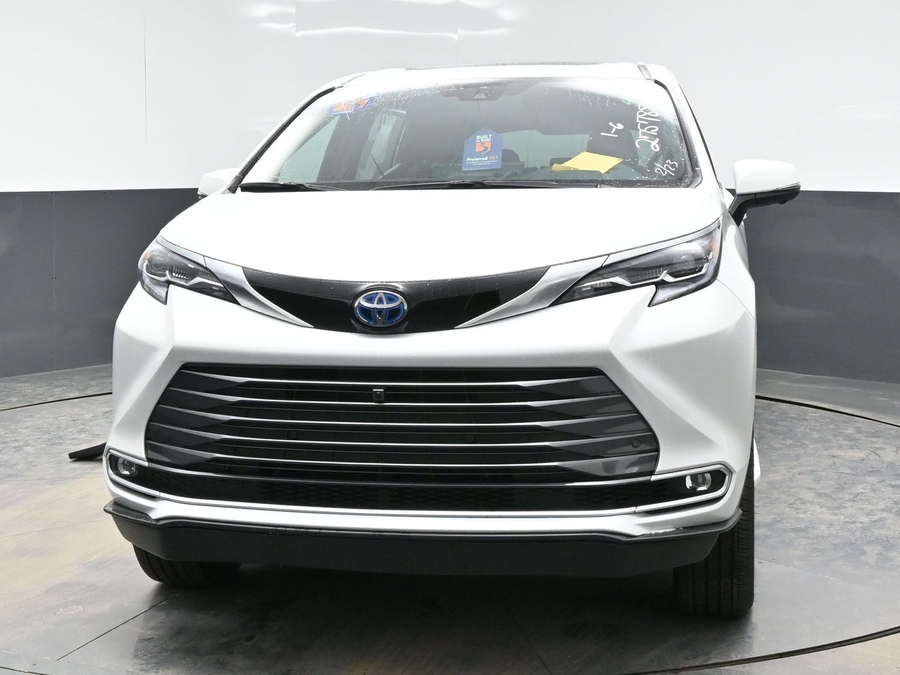 White Toyota Sienna image number 1