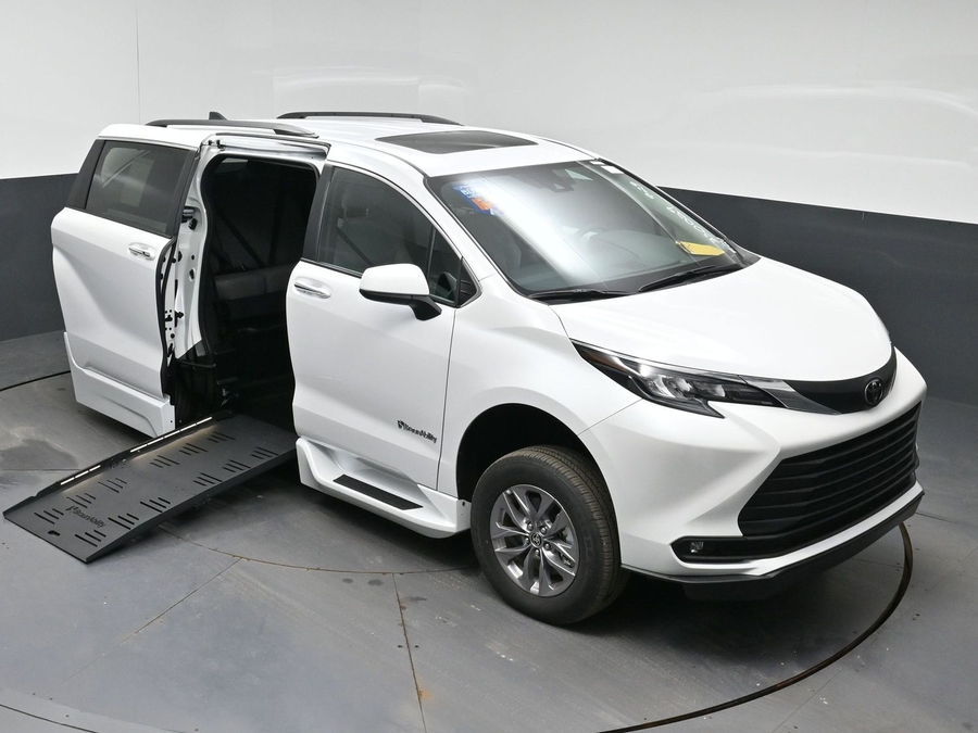 White Toyota Sienna image number 26