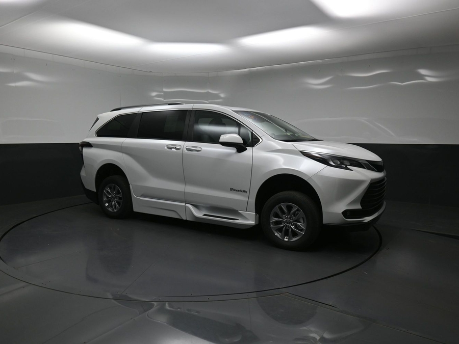 New 2026 Toyota Sienna Hybrid XLE Base - BraunAbility Side Entry Fold Out Automatic Ramp