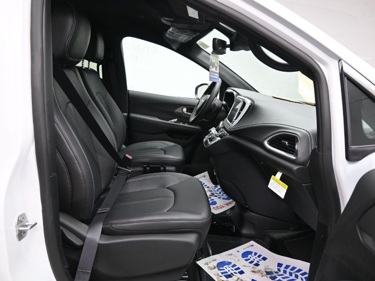 White Chrysler Pacifica image number 8