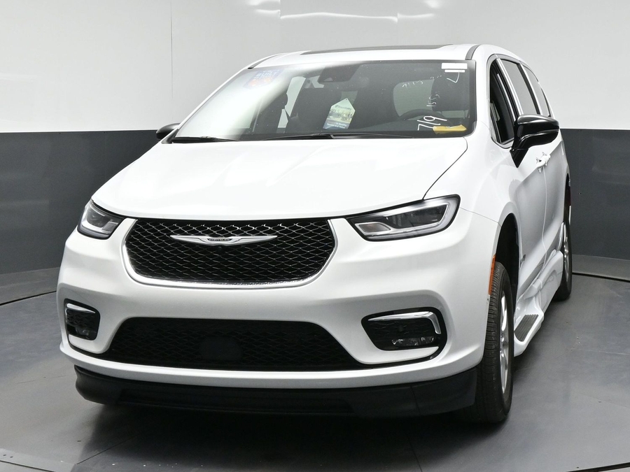 New 2026 Chrysler Pacifica Select Plus - BraunAbility Side Entry In Floor Automatic Ramp