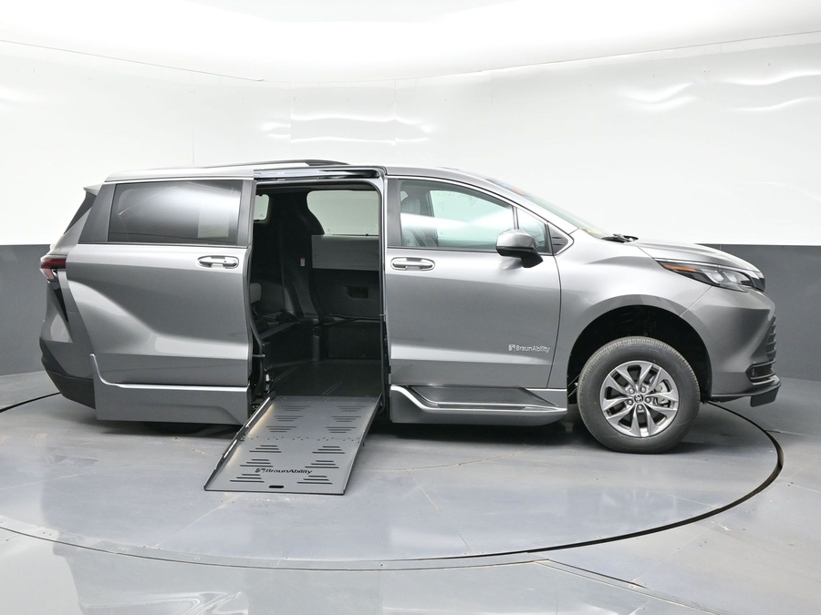 New 2026 Toyota Sienna Hybrid XLE Base - BraunAbility Side Entry Entry Fold Out Automatic Ramp