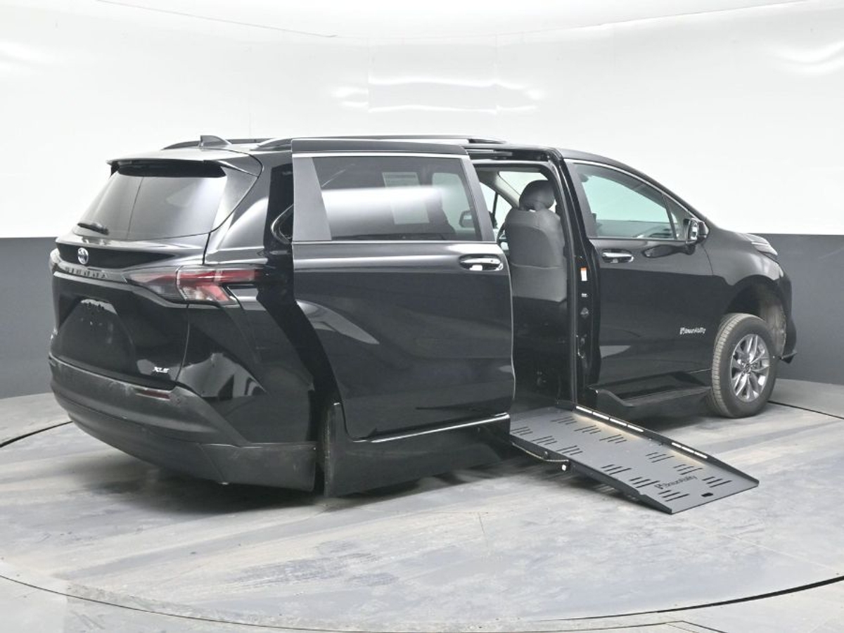 2025 TOYOTA SIENNA - Image 8