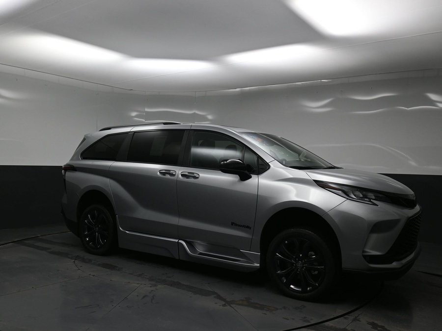 New 2025 Toyota Sienna Hybrid XSE Sport - BraunAbility Side Entry Entry In Floor Automatic Ramp