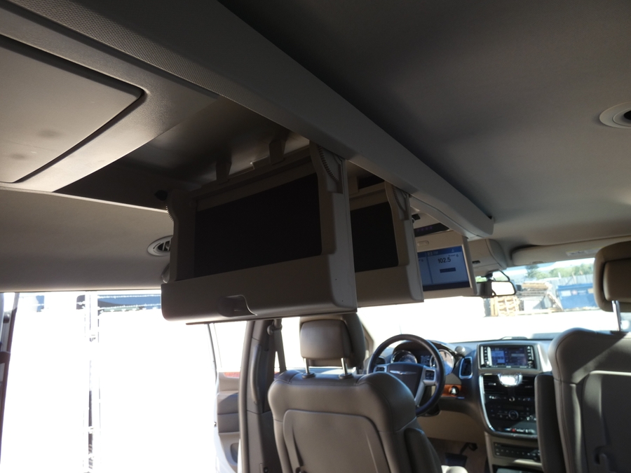  Chrysler Town and Country image number 6