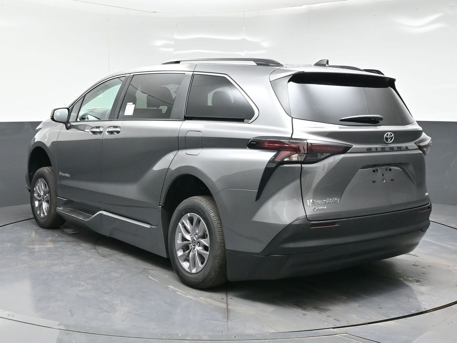 New 2026 Toyota Sienna Hybrid XLE Base - BraunAbility Side Entry Fold Out Automatic Ramp