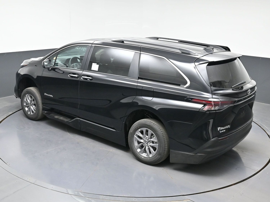 Black Toyota Sienna image number 21
