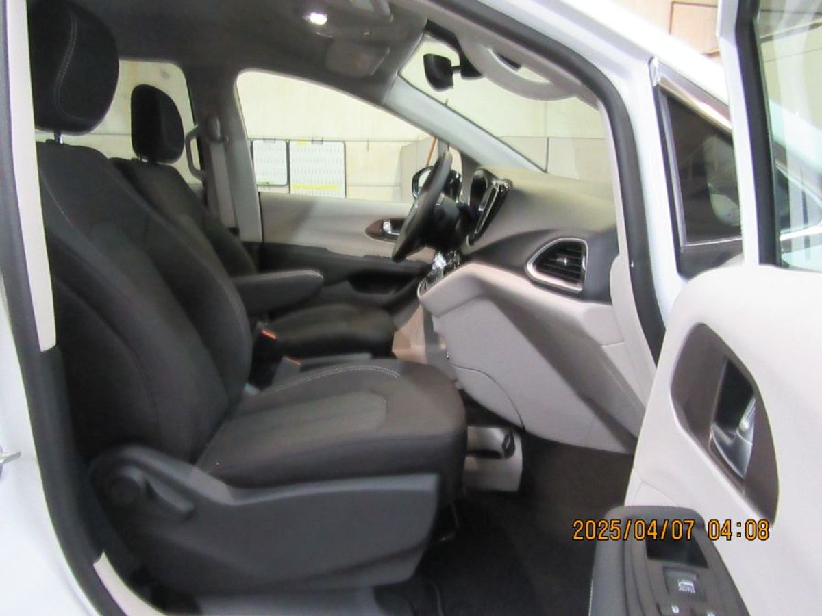 White Chrysler Voyager image number 16