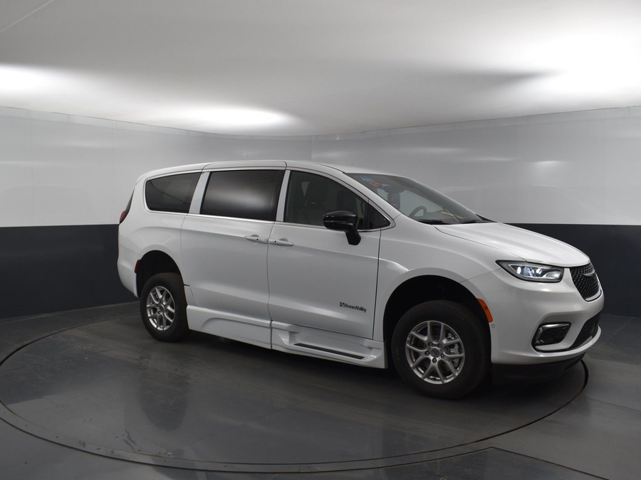 New 2025 Chrysler Pacifica Select Safety - BraunAbility Side Entry Entry Fold Out Automatic Ramp