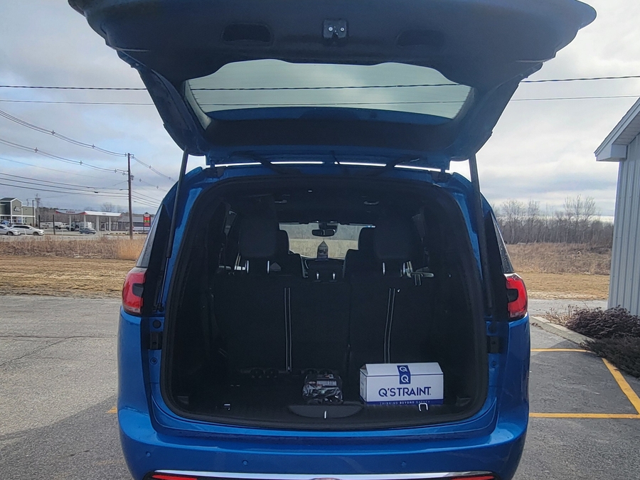 Blue Chrysler Pacifica image number 13