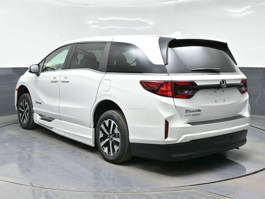 White Honda Odyssey image number 4