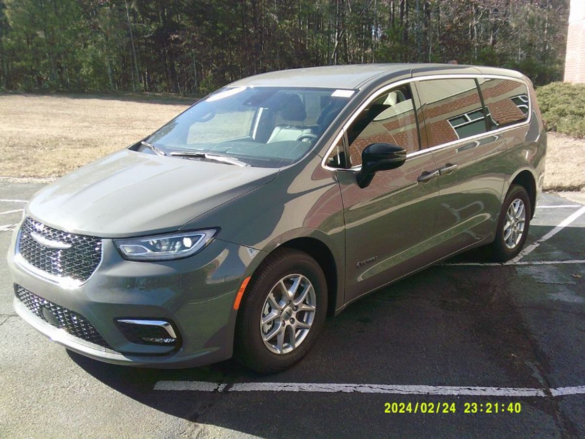 Grey Chrysler Pacifica image number 7