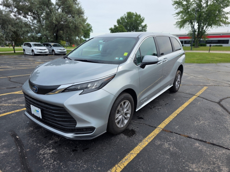 Celestial Silver Toyota Sienna image number 2