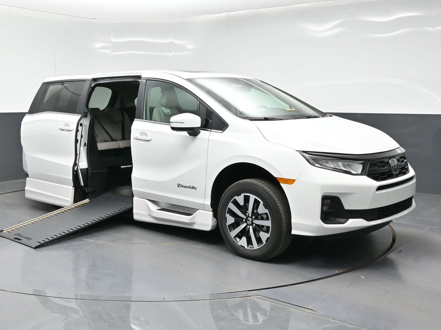 White Honda Odyssey image number 19