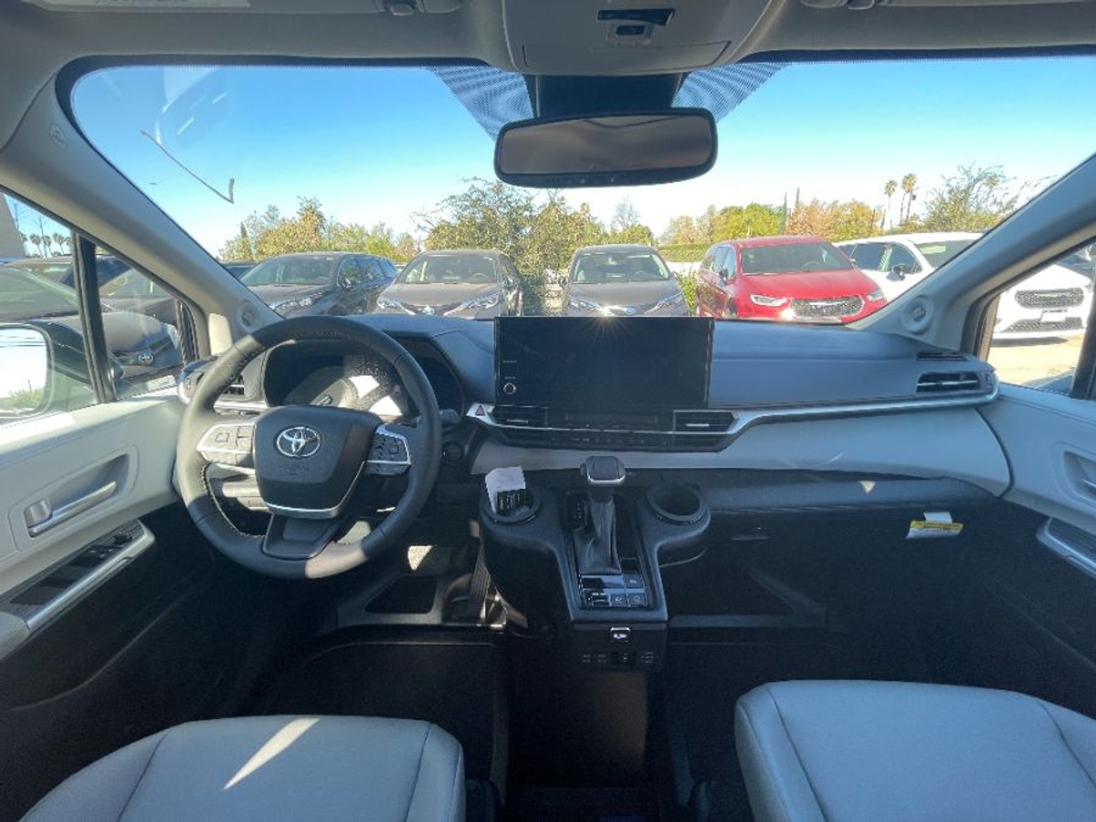 2025 TOYOTA SIENNA - Image 9