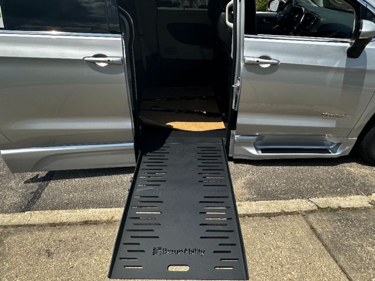 Silver Chrysler Pacifica image number 13