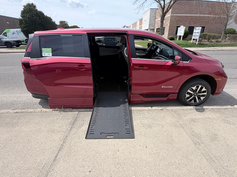 Red Honda Odyssey image number 12